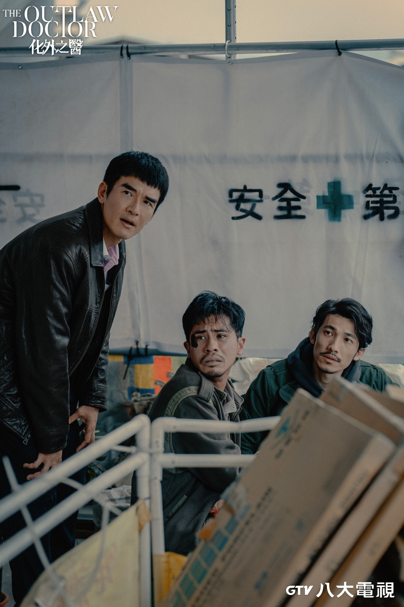 連炳發(右)與飾演仲介老闆的楊一展對戲感到輕鬆。(圖/八大提供)