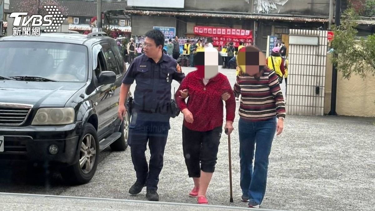 警方協助攙扶開刀阿嬤。(圖/林冠丞攝)