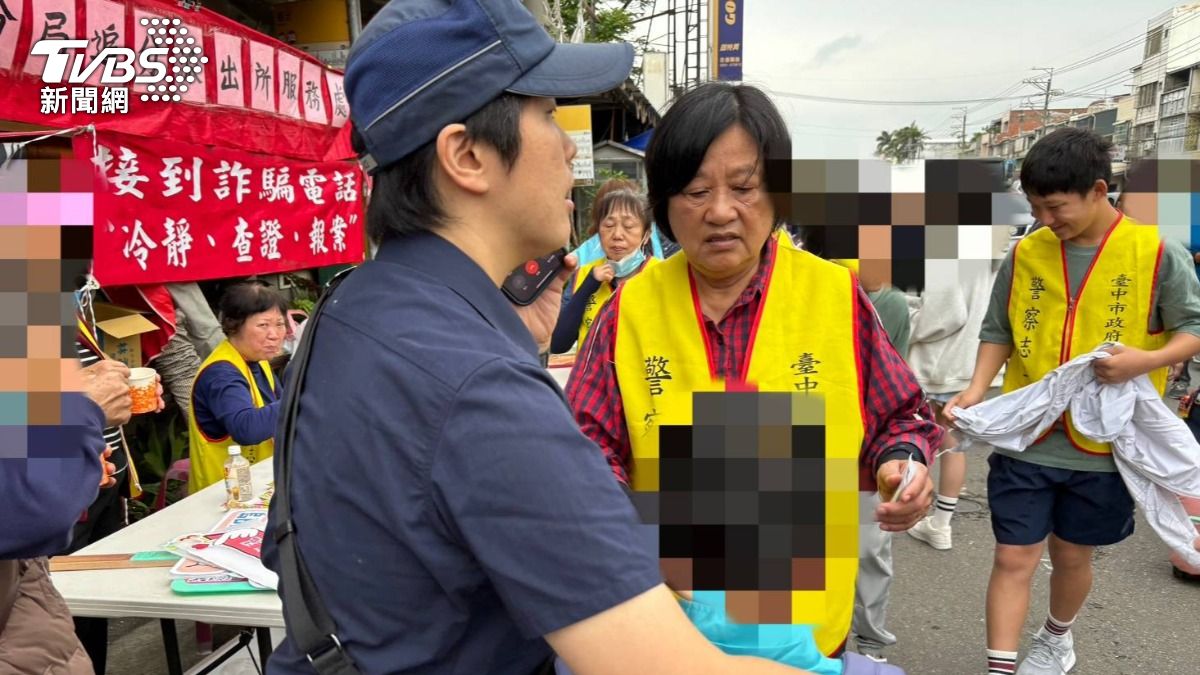 陳小弟走失,警方協助安撫情緒。(圖/TVBS)