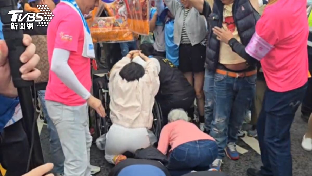 大甲媽暖心一幕!88歲輪椅嬤人生首遶境 信徒護頭齊舉鑽轎腳