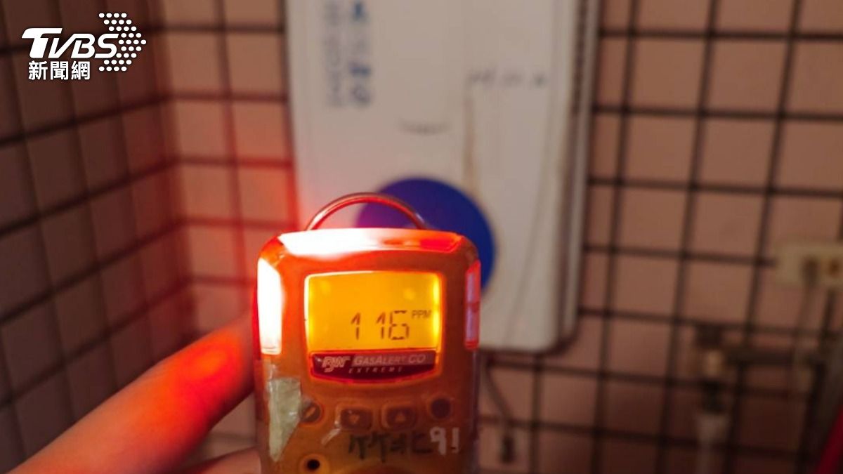 消防局現場勘查與氣體偵測儀器量測,研判為一氧化碳中毒。(圖/TVBS)