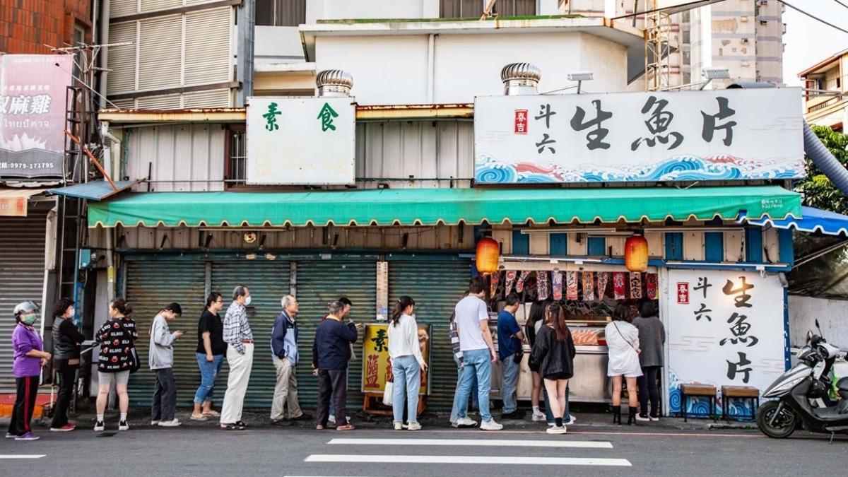 「斗六生魚片」人氣超高,還沒開店就有排隊人潮。(圖/「大手牽小手。玩樂趣」提供)