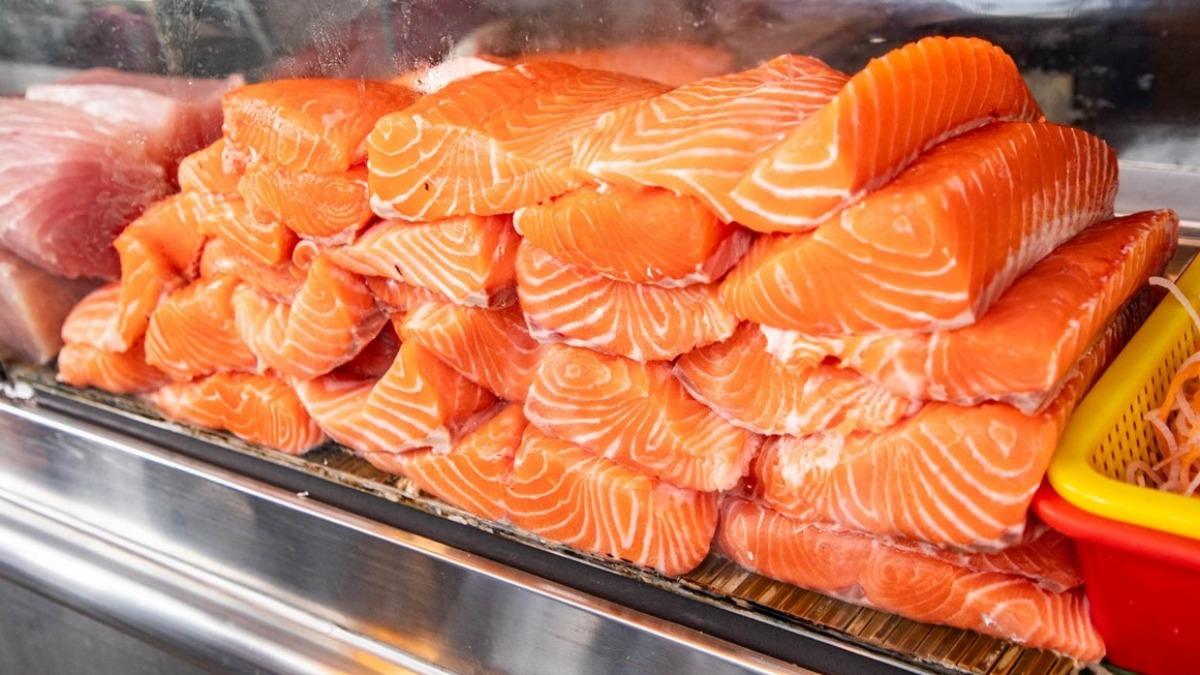 鮭魚的備貨量是其他魚種的3倍。(圖/「大手牽小手。玩樂趣」提供)