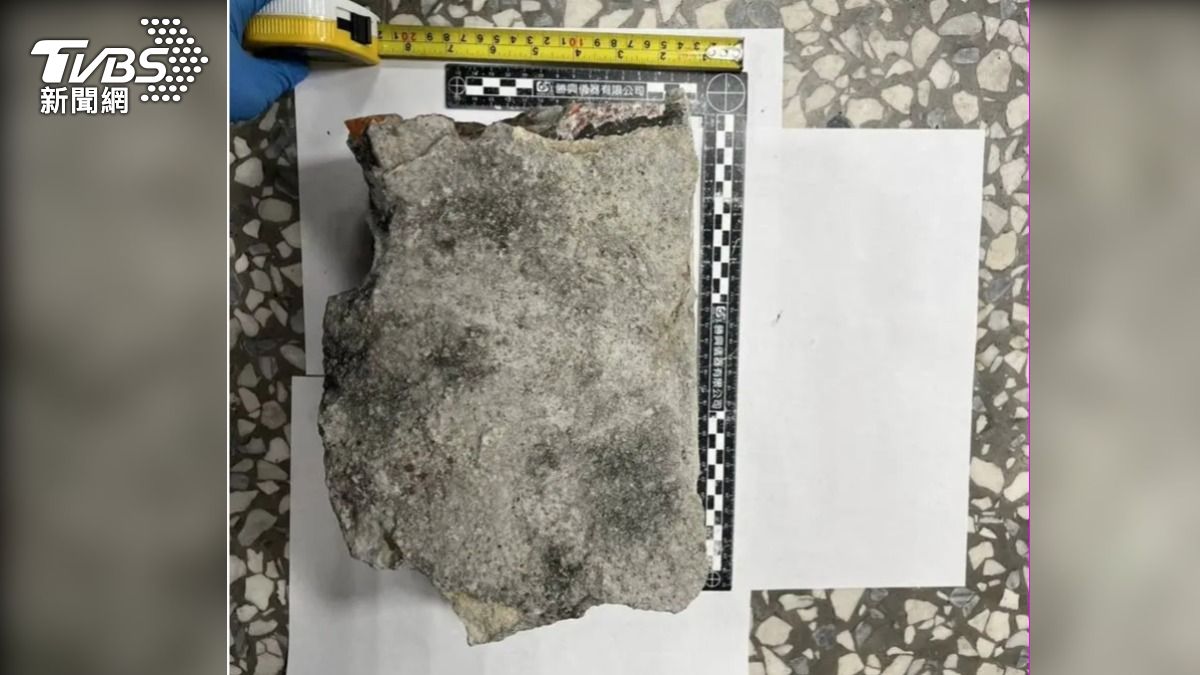 馬男竟隨手拿起路邊一塊長約30公分、寬近9公分的大石頭，朝母親頭部重擊。（圖／TVBS）