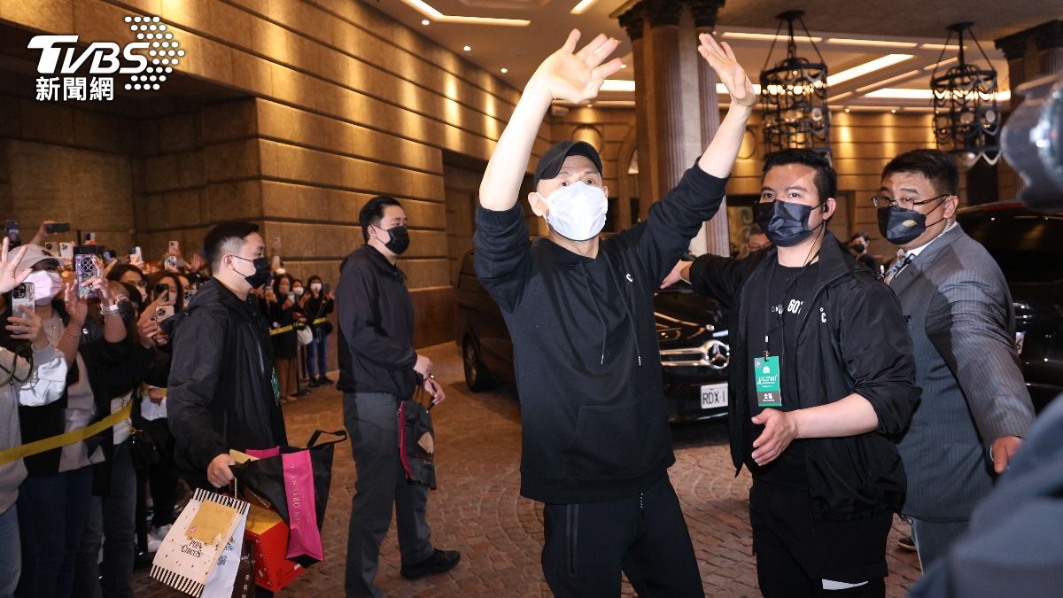 直擊/張學友上班了!十指交扣寵粉掀尖叫 歌迷「1行為」守護歌神健康