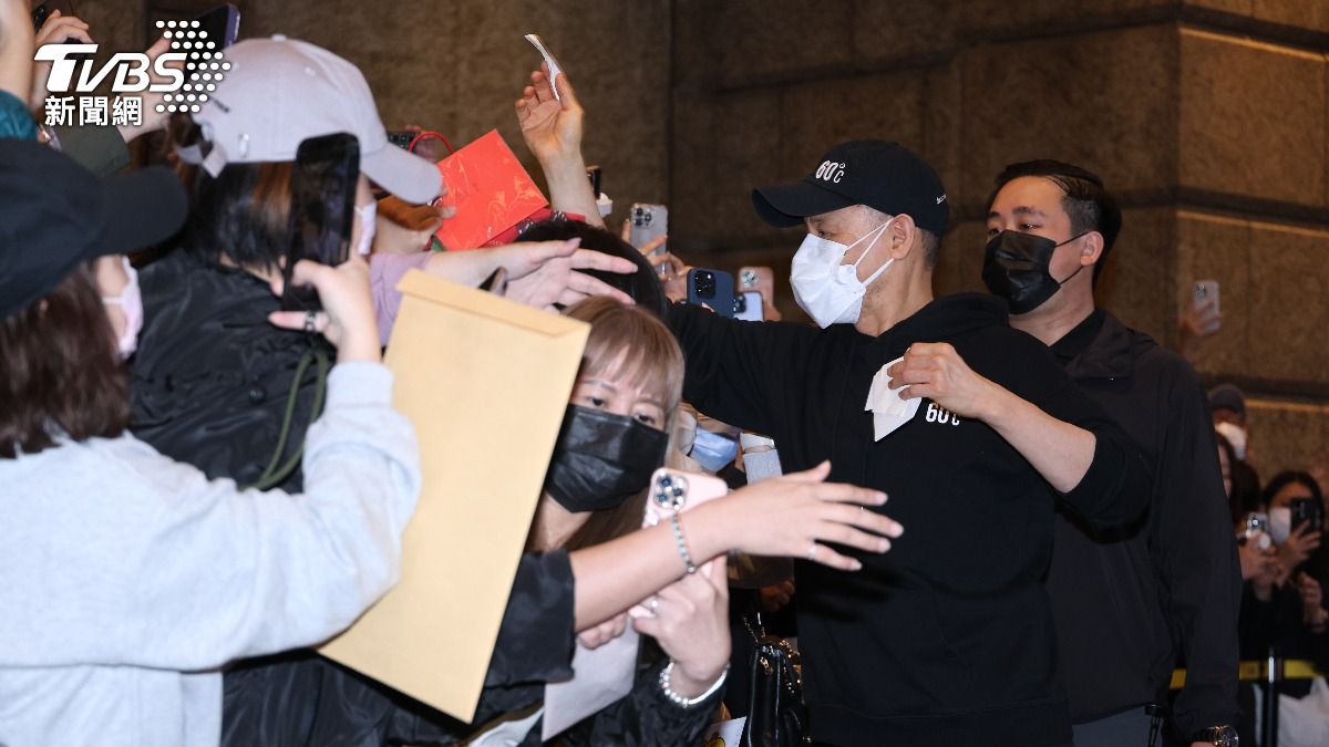 粉絲們開心迎接張學友到來,更特地戴上口罩守護歌神健康。(圖/張哲鳴攝)