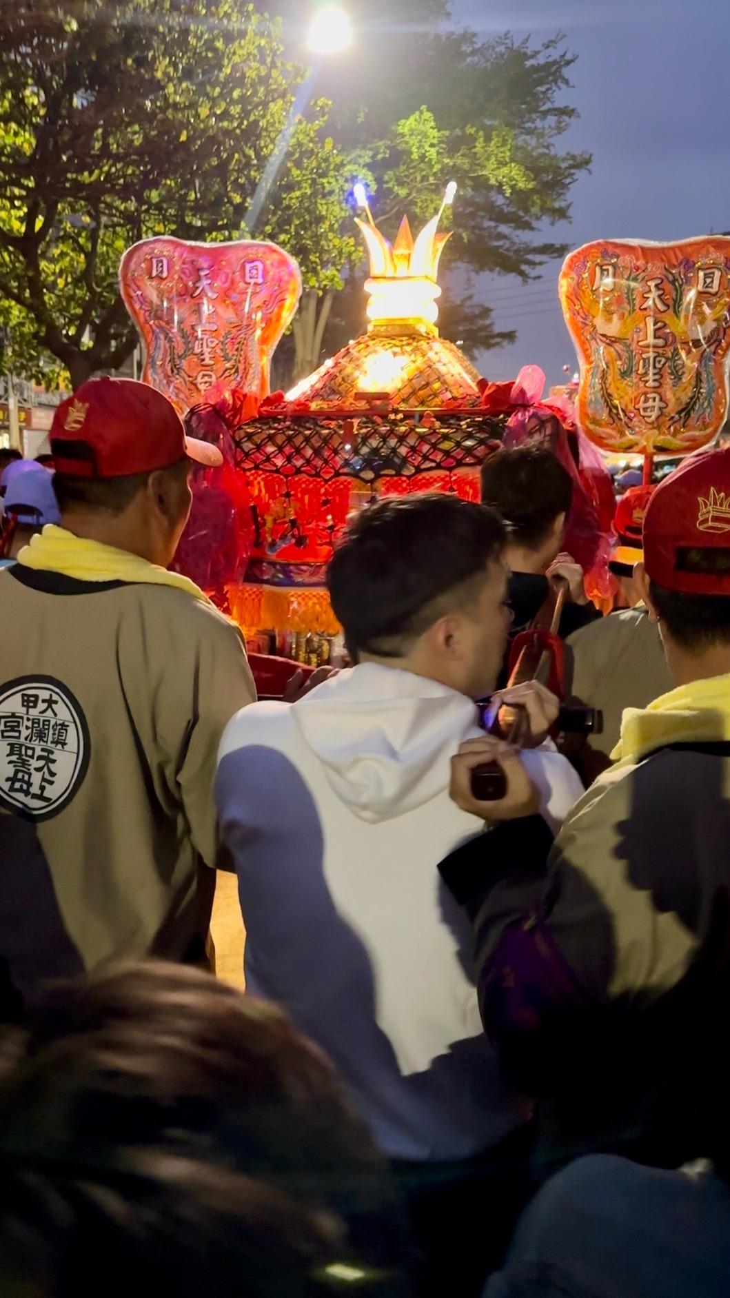 余祥銓抬轎。(圖/鴻凱娛樂提供)
