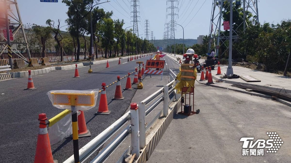 針對沿海路段有高低差路緣之危險路段，加裝反光導標及警示燈。（圖／TVBS）