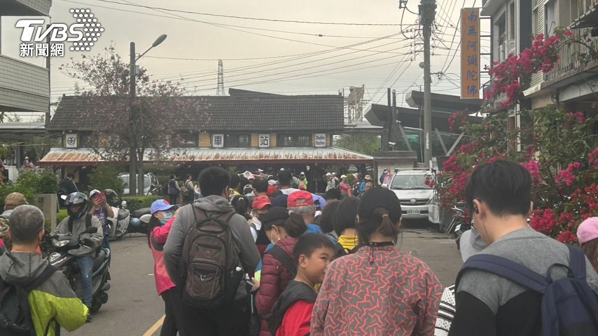 沒有跟著大甲媽祖前進的信徒，則擠爆追分車站。（圖／林冠丞攝）