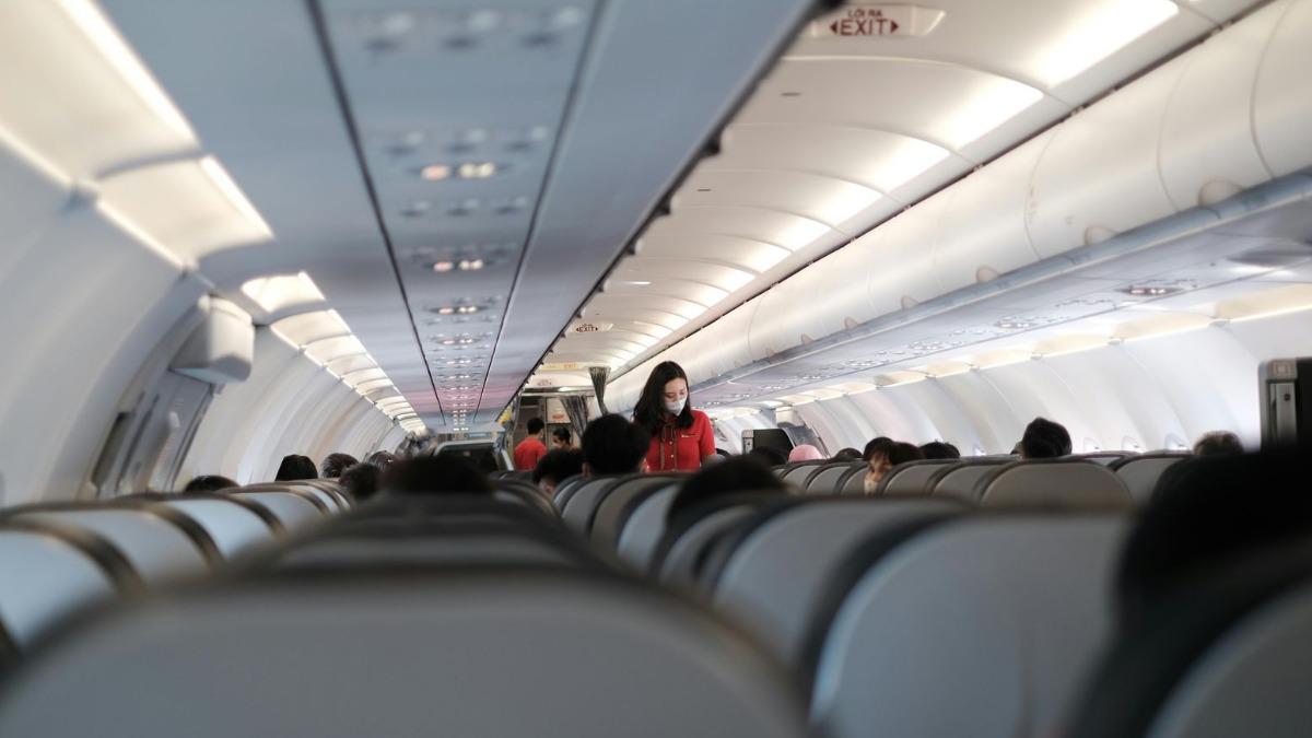 喝2杯變痴漢！留學生商務艙「露下體＋偷拍空姐」　法官怒：不可原諒