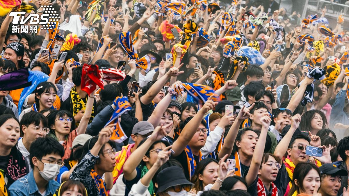 台灣祭在大灣遊憩區登場，吸引大批人潮湧入。（圖／TVBS）