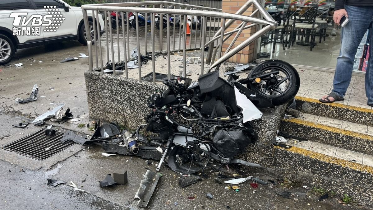 中壢75歲阿伯開車暴衝猛撞4車 賓士全毀機車支離破碎