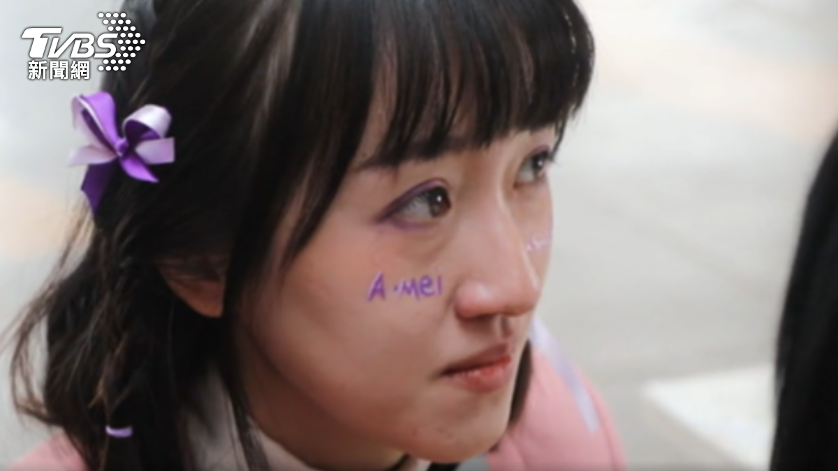 為了美美看演唱會,鳥巢推出從編髮到彩繪、化妝的全套妝造服務,價格為人民幣298元,折合新台幣約1360元。(圖/朱光弘 攝)