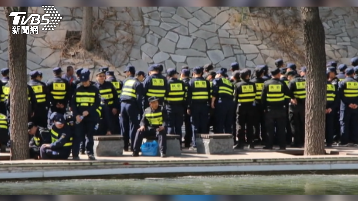 開場前六小時,鳥巢外已出動上千名維安人員,為的是防止人潮過多造成意外。(圖/朱光弘 攝)