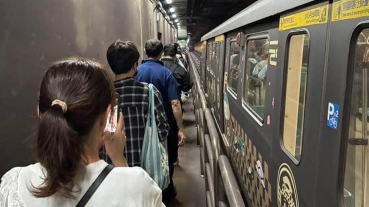 北捷府中站1女落軌!旅客全趕下車 「走軌道疏散」畫面曝