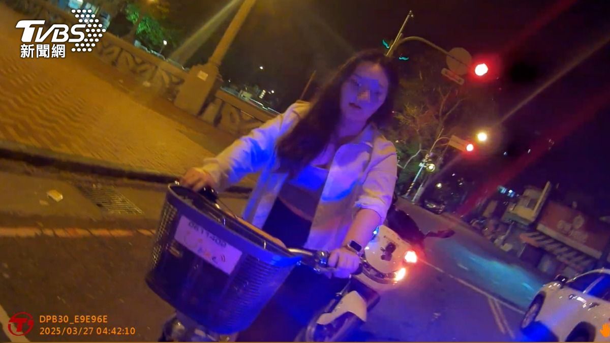 林姓女子違規後被當場攔查，她驚呼不知酒後騎乘腳踏自行車是違規。（圖／TVBS）