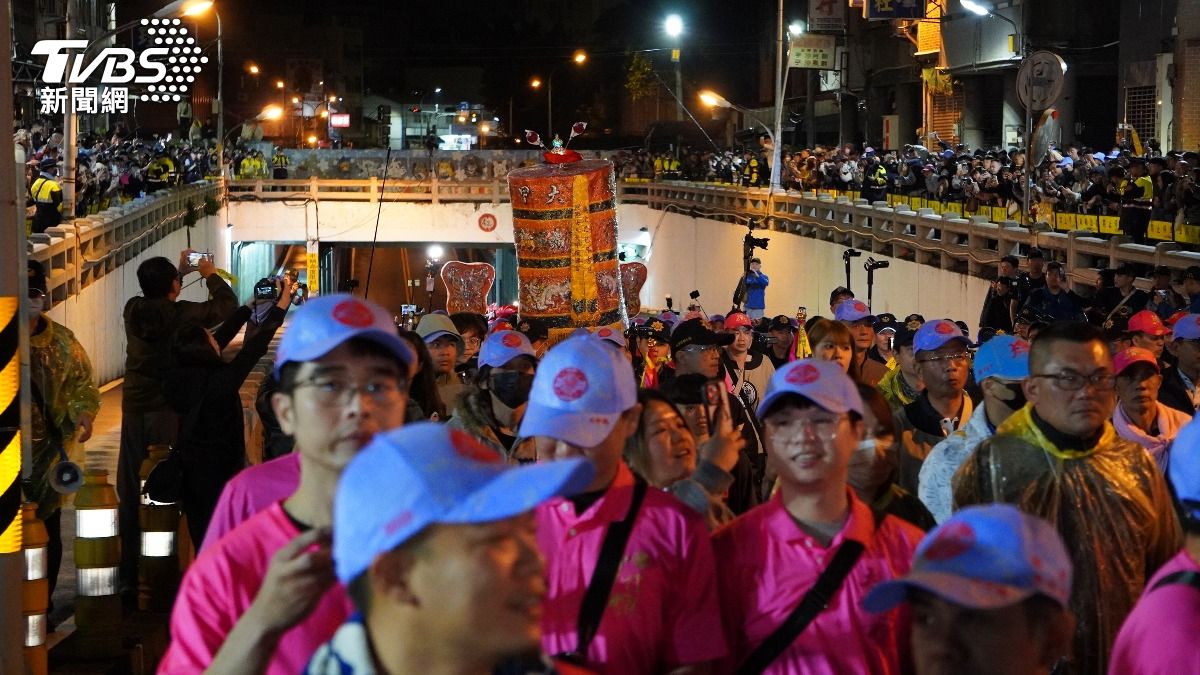 大甲媽祖鑾轎6日凌晨零時55分穿越民生路地下道，過程平和，未發生衝突。（圖／中央社）