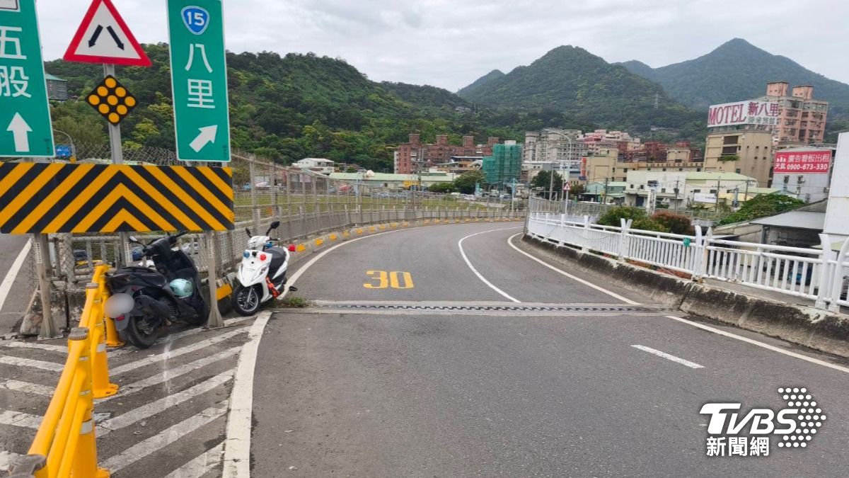 警方獲報到場後立即展開交通疏導。（圖／TVBS）