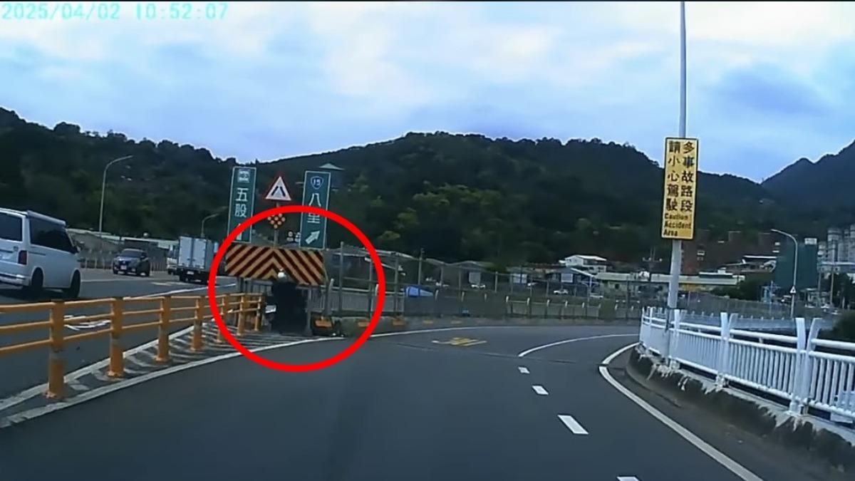 有片/新北男關渡大橋「刷整排防撞桿」猛撞分隔島 沒做筆錄先落跑