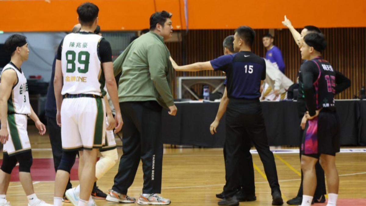 台啤助教哈孝遠不滿裁判吹罰偏袒對手，帶隊走人離場，籃協認定罷賽罰60萬。（圖／籃協提供）