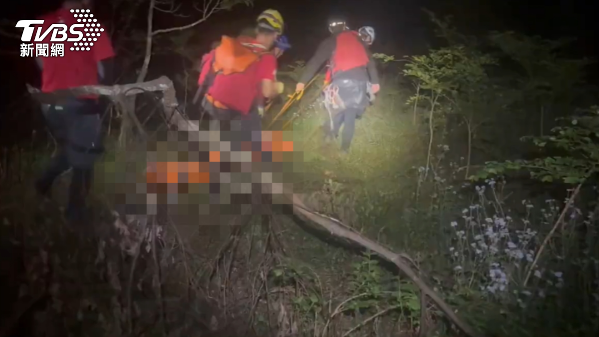女山友遭溪水沖走,警消搜救兩天後打撈遺體上岸。(圖/TVBS)