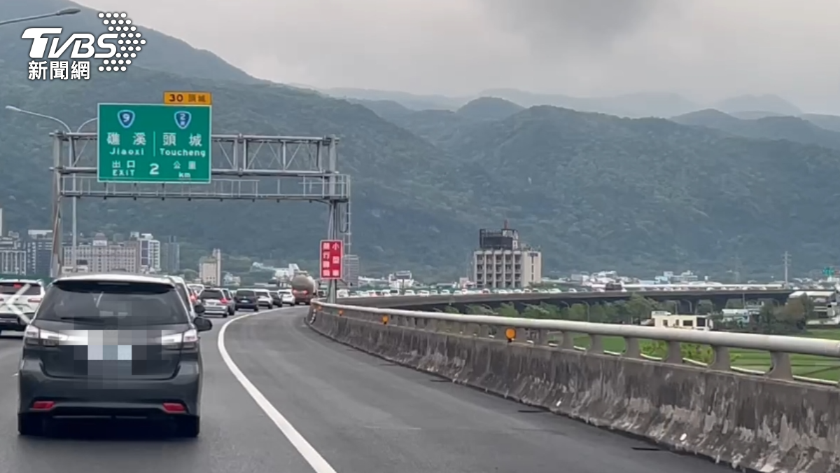 下午國道共有13處恐壅塞'。(圖/TVBS)