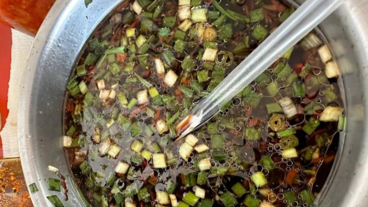 連鎖豆漿店「醬油生醃蟑螂屍」!阿姨拒換冷回難免的 客人繼續淋