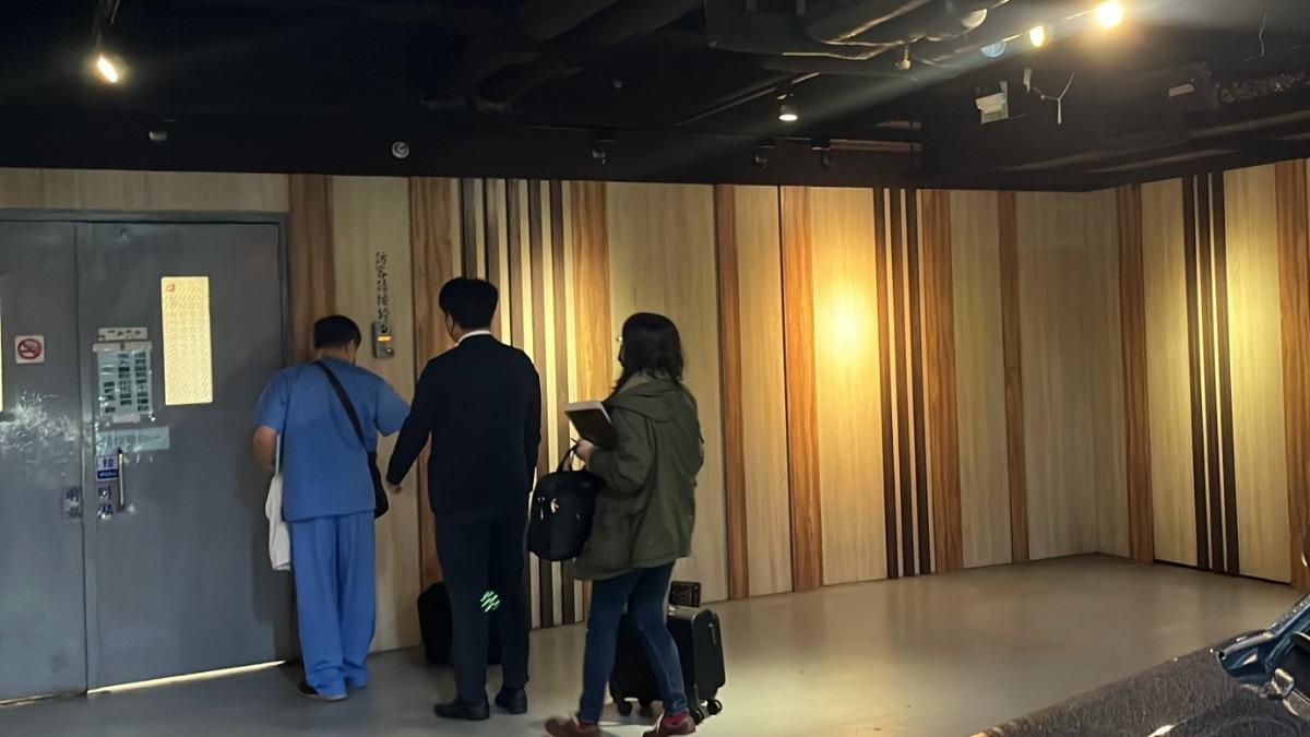 檢方抵達醫院準備進行相驗。(圖/民眾提供)