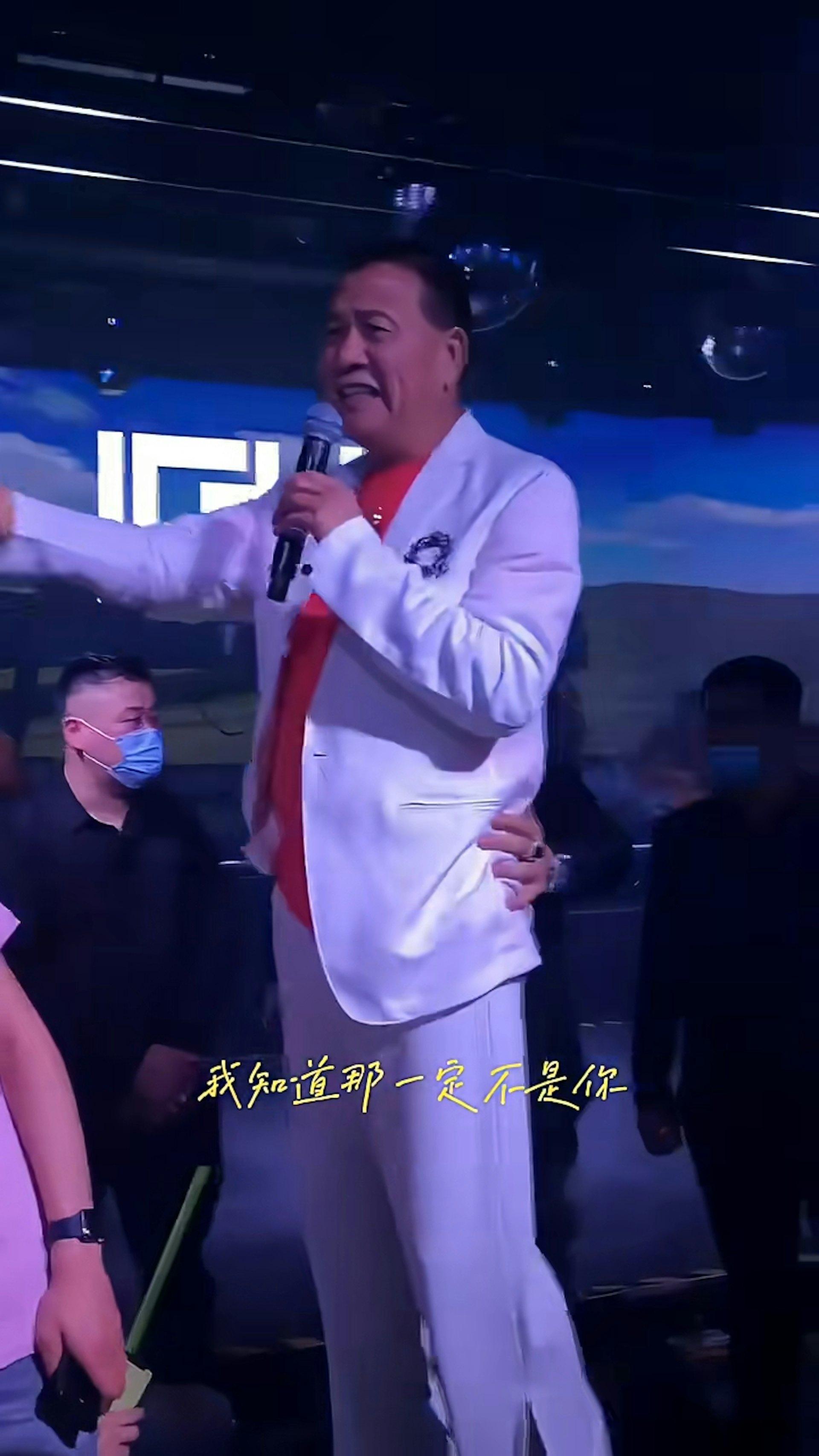 萬梓良場演出都由一位身穿黑衣的男子站在他身後緊緊攙扶。(圖/翻攝自小紅書)