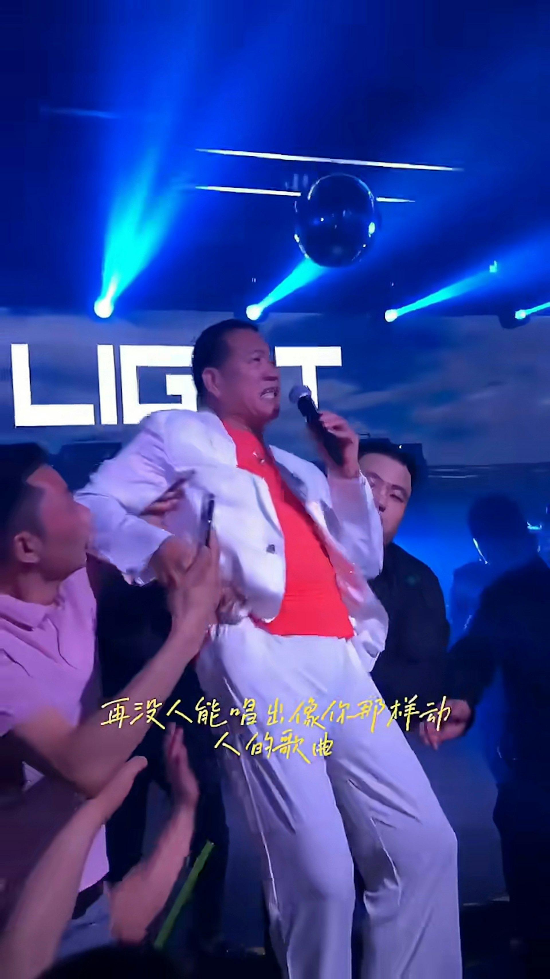 演出到一半時,萬梓良突然腿軟站不穩。(圖/翻攝自小紅書)