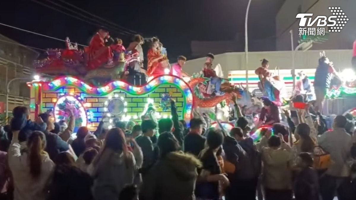 台南學甲蜈蚣陣為全台唯一人力扛轎。(圖/民眾提供)
