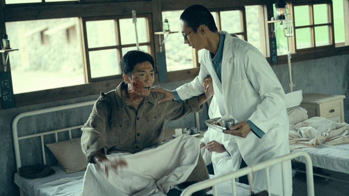 男星「慘遭火吻」帥臉大潰爛 絕望送醫剖胸:徹底被掏空