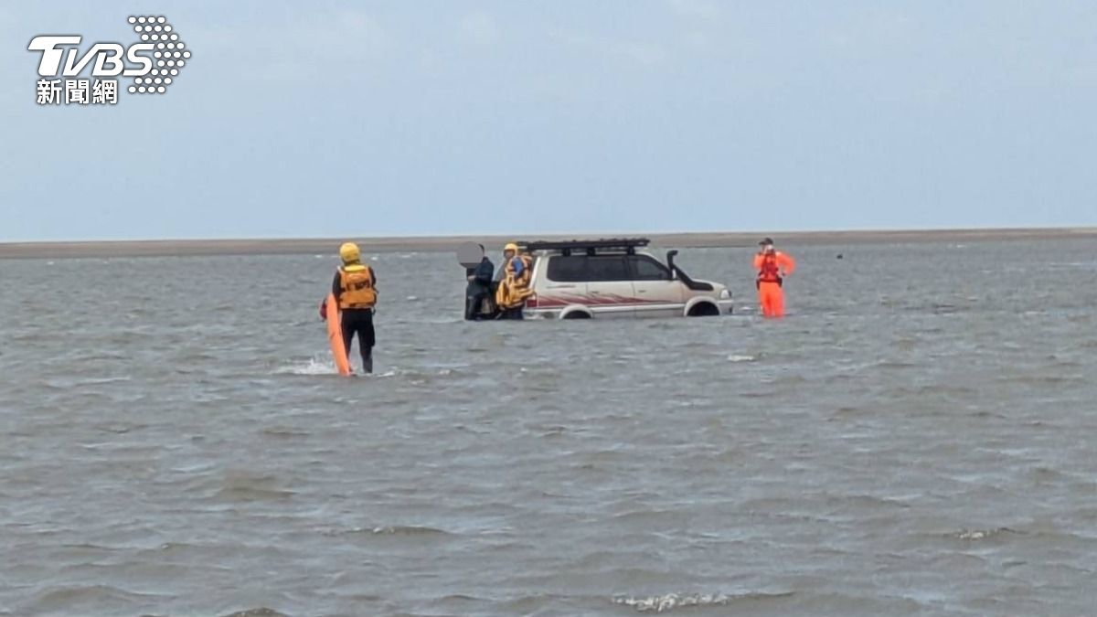 開車去大安沙丘看海!男不知漲潮、水淹小腿 受困200m外沙洲