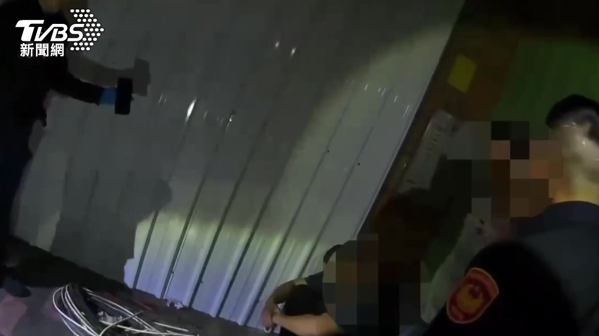 派出所就在對面！2笨賊闖都更建案偷電纜　搬運聲太大當場被逮