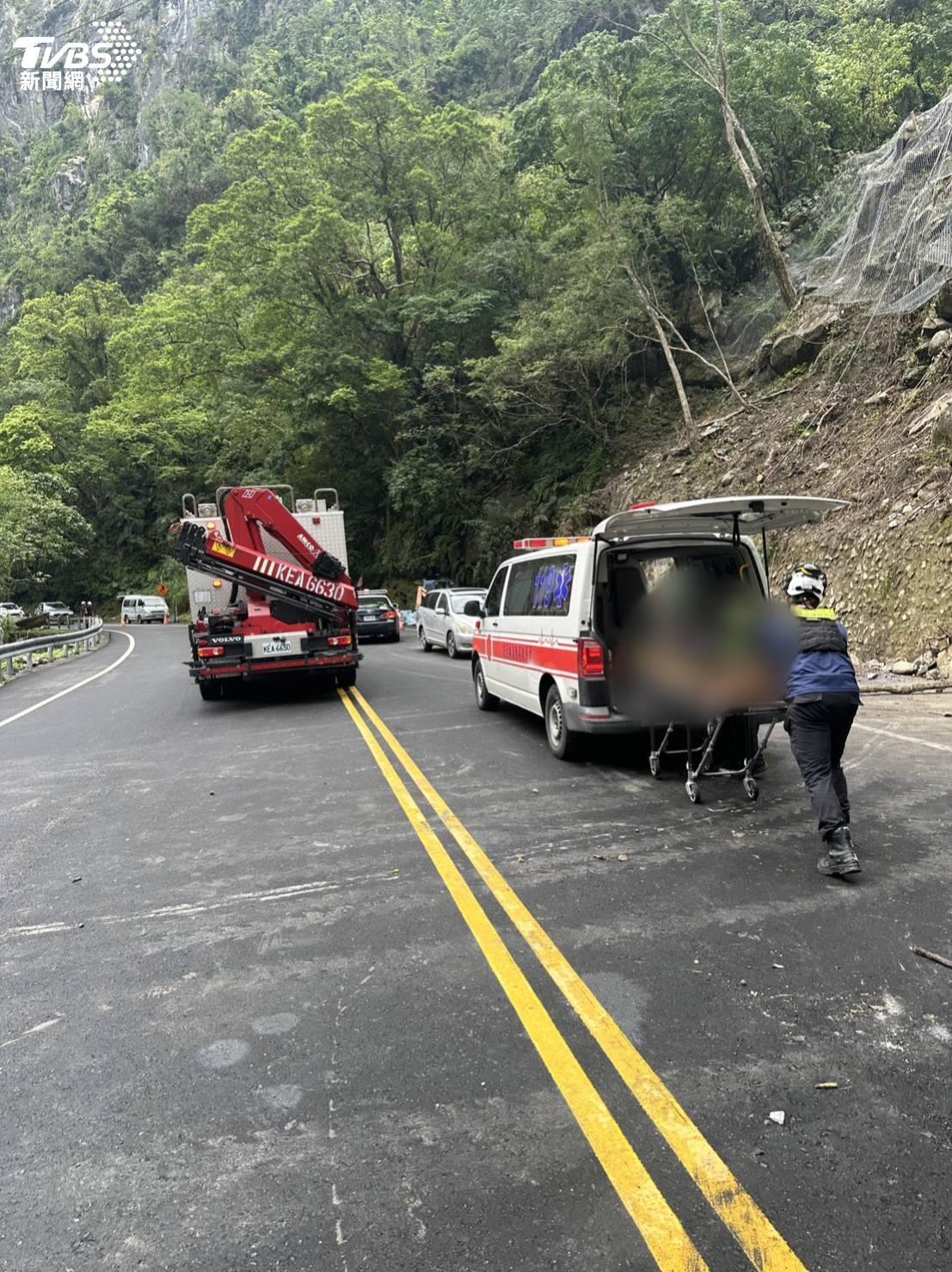 鄭姓工人送往國軍花蓮總醫院搶救仍宣告不治。(花蓮縣消防局提供)
