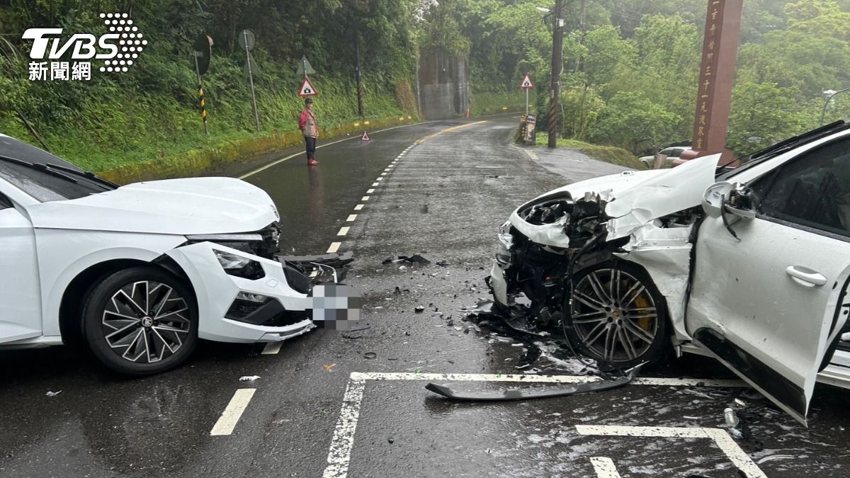 北宜2車「靠太近」碰撞!保時捷對撞Skoda車頭全爛