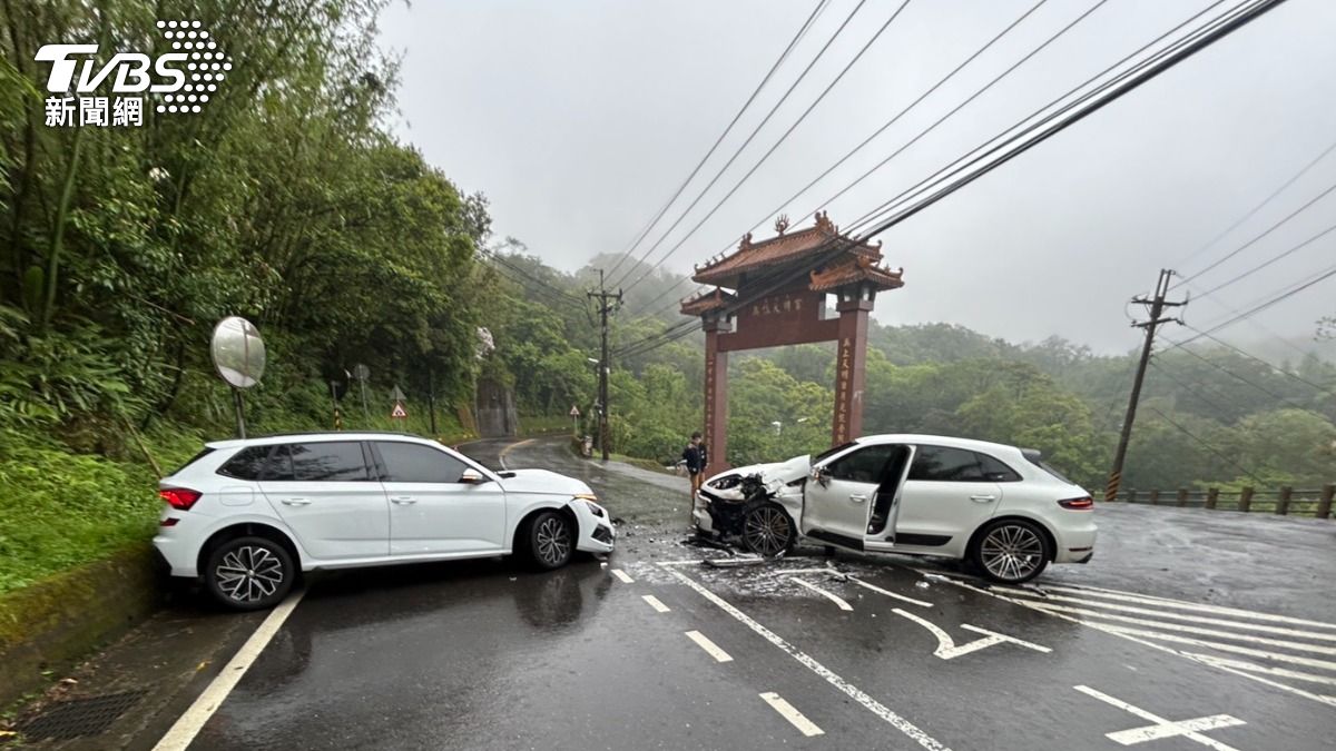 雙方車頭嚴重毀損。（圖／TVBS）