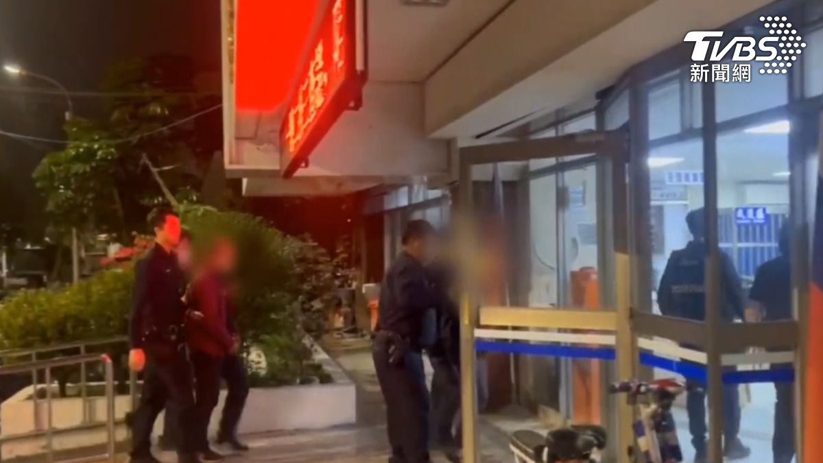 史男疑因債務糾紛,遭董男、張男、林男等3人圍毆。(圖/TVBS)