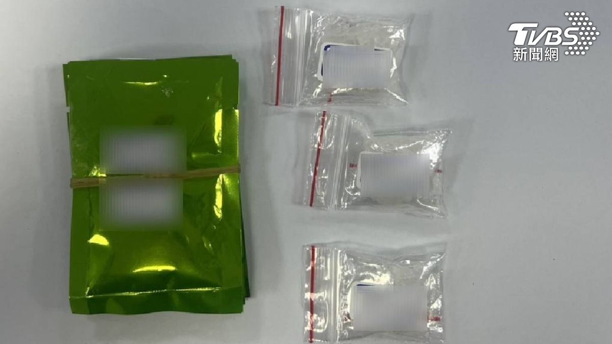 警方在張男身上查獲毒品。(圖/TVBS)