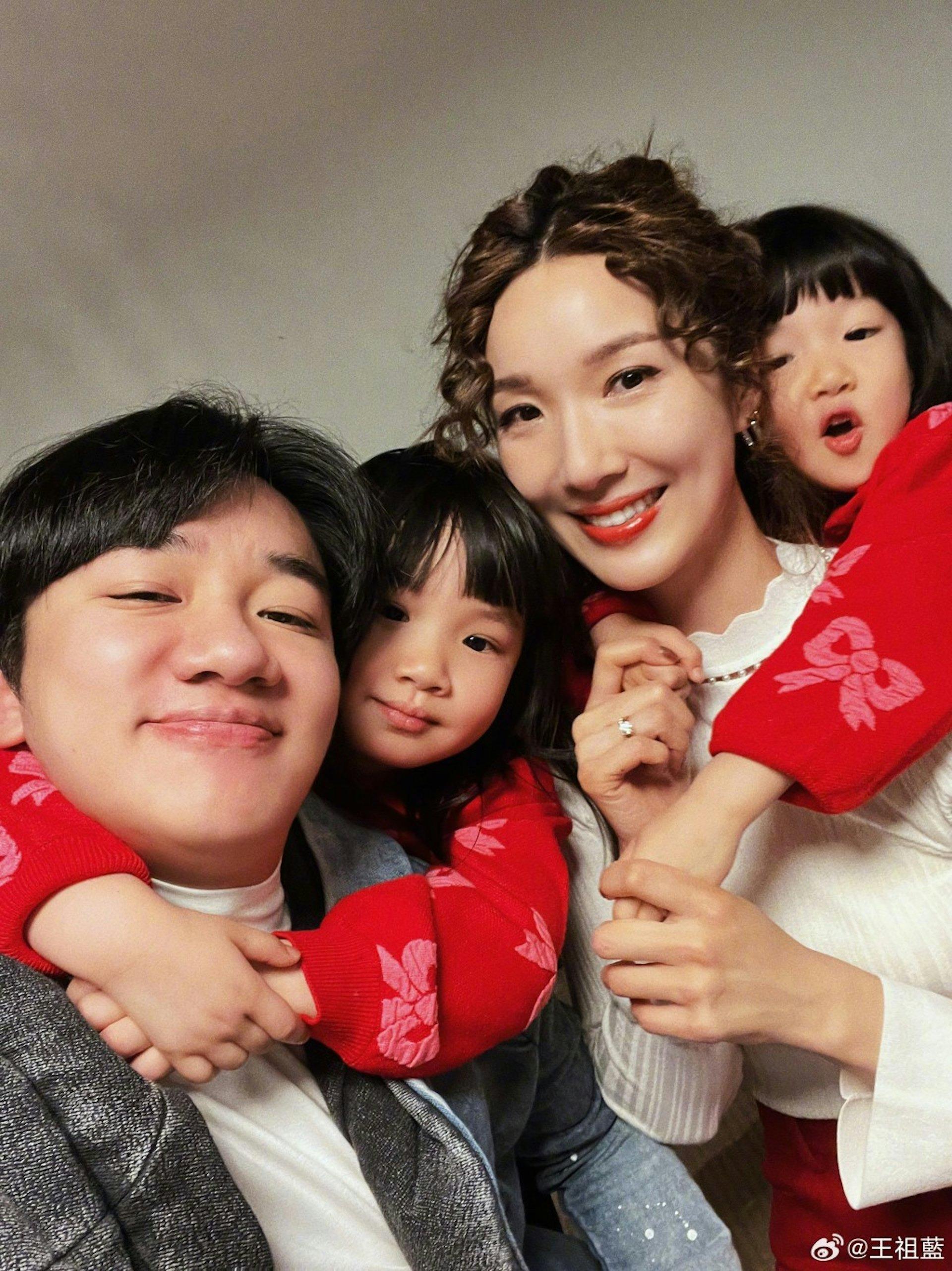 王祖藍和李亞男結婚後育有兩個女兒王天韻(Gabby)和王海靜(Hayley)。(圖/翻攝自微博)