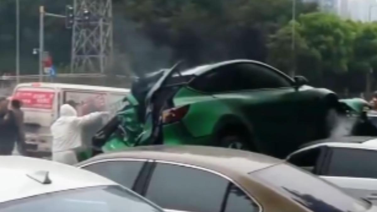 特斯拉失控撞花壇騰空落下壓5車 砸中保時捷
