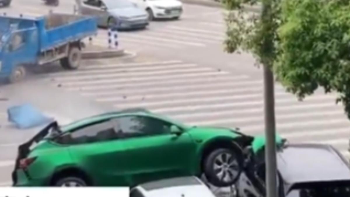 特斯拉失控撞花壇騰空落下壓5車 砸中保時捷。（圖／陸媒：百姓關注）