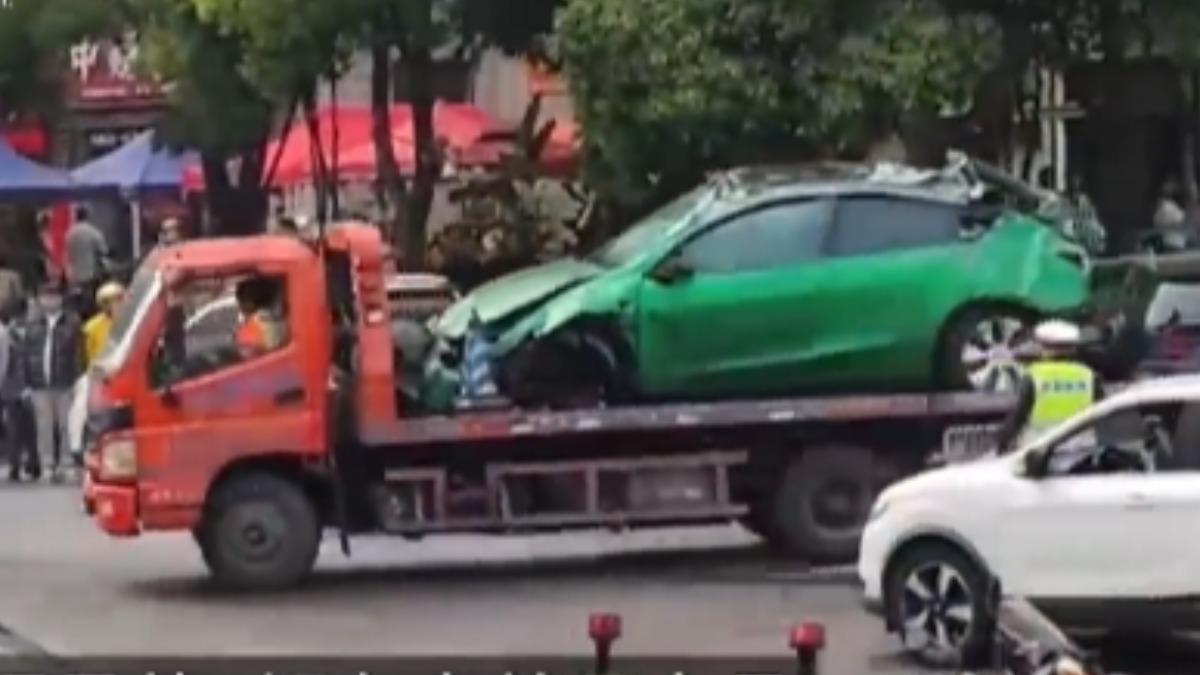 特斯拉失控撞花壇騰空落下壓5車 砸中保時捷。（圖／陸媒：百姓關注）