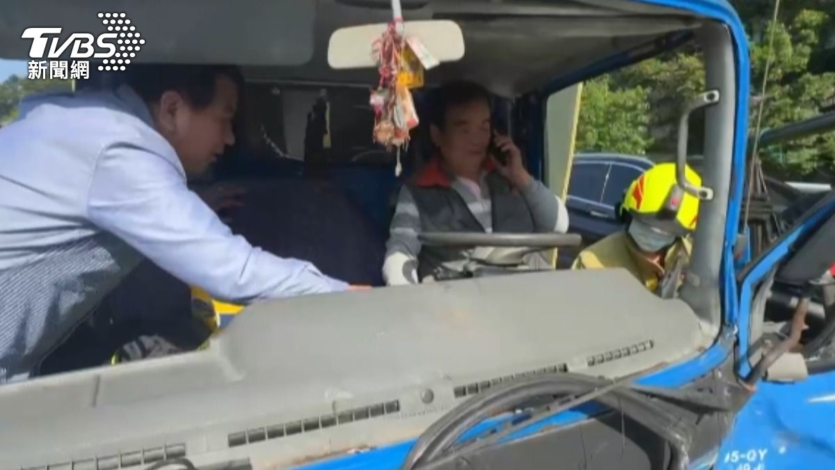 貨車駕駛一度受困車內,動彈不得。(圖/TVBS)