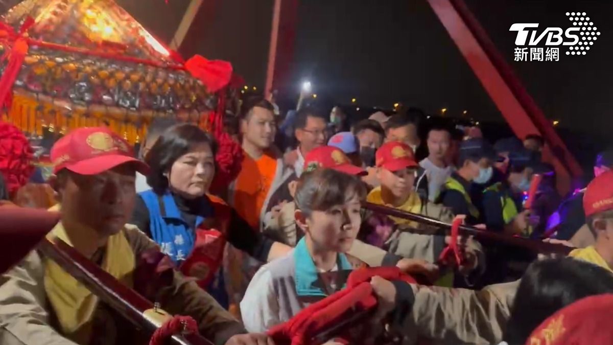 西螺鎮長廖秋萍突然鑽入掌轎位，擠掉國民黨雲林縣長張麗善，尷尬場面引起討論。（圖／TVBS）