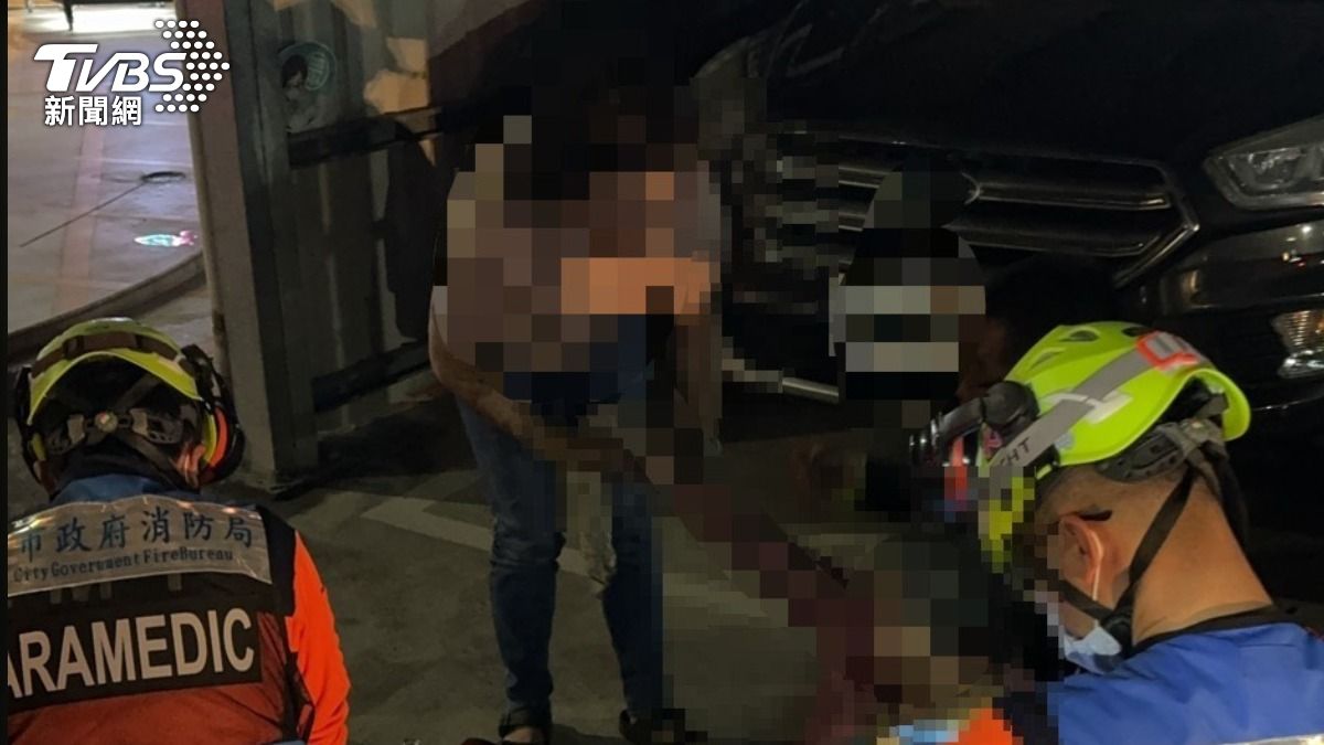 台南關廟暗夜火警!鐵皮屋濃煙狂竄 母子遭火噬緊急送醫