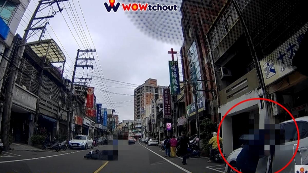該名老翁開車門撞飛騎士後，先查看車門舉動引發撻伐。（圖／翻攝自 WoWtchout - 地圖型行車影像分享平台）