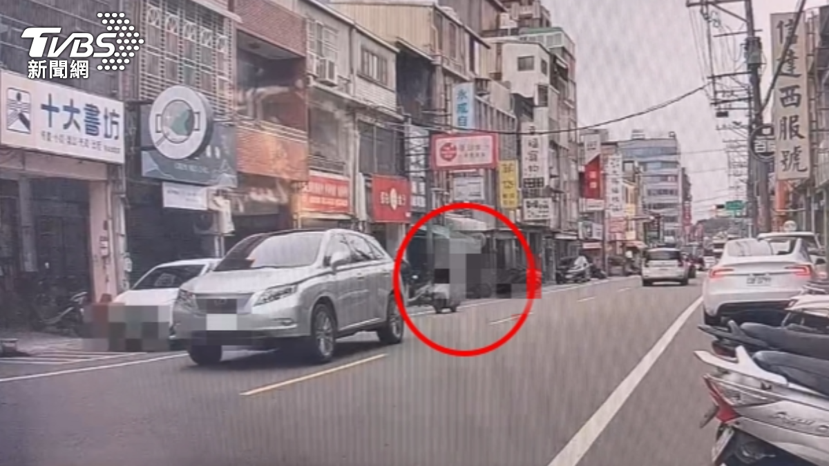 該名騎士被老翁開車門撞飛。(圖/TVBS)