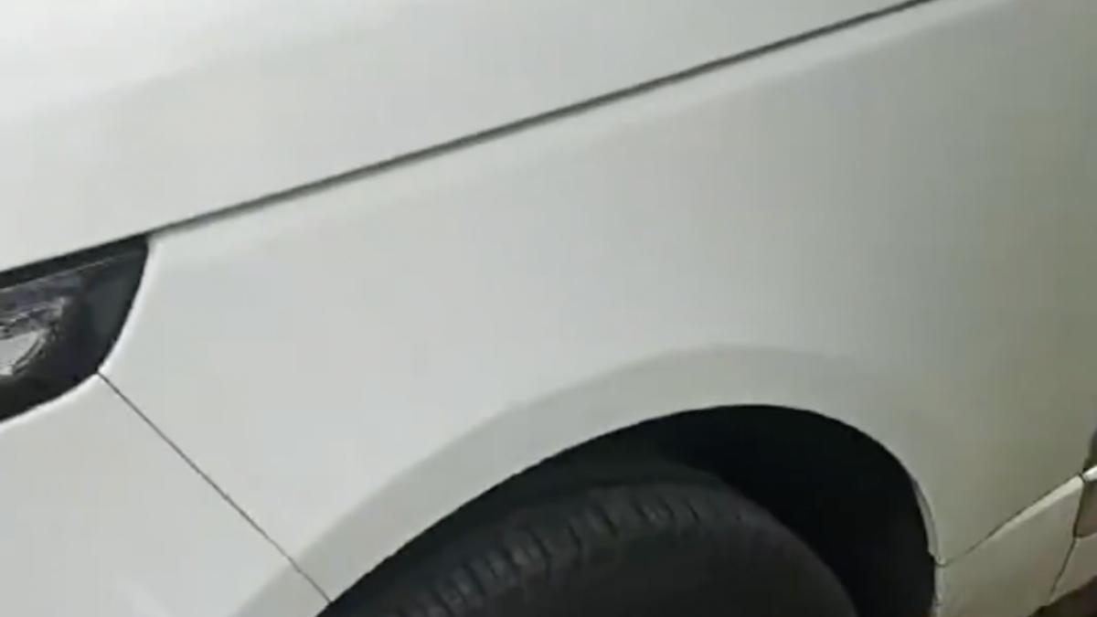 Land Rover白車被早餐車刮蹭。（圖/翻攝自秒拍）