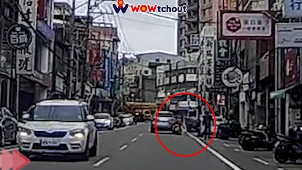 騎士與後方孩童被撞飛後倒地。(圖/翻攝自 WoWtchout - 地圖型行車影像分享平台)